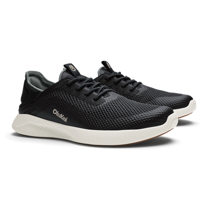 Black mesh running shoe with white midsole and gray heel collar, featuring lace-up closure and Qukai branding.